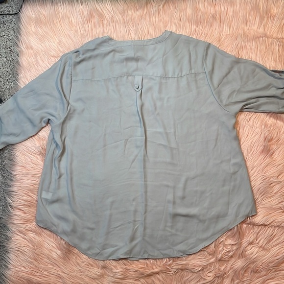 Torrid Harper Light Gray Roll Tab 3/4‎ Sleeve Plus Size 2 - Picture 4 of 8